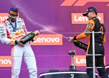 Max Verstappen y Lando Norris compartiendo podio en el GP de Japón 2025 / Fuente: Fórmula 1