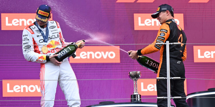 Max Verstappen y Lando Norris compartiendo podio en el GP de Japón 2025 / Fuente: Fórmula 1