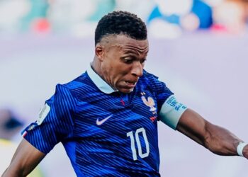 Mbappe durante el enfrentamiento entre Francia y Paraguay. | Foto: Francia