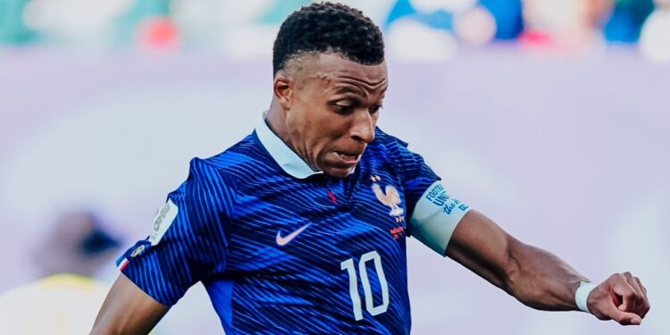 Mbappe durante el enfrentamiento entre Francia y Paraguay. | Foto: Francia