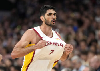 Los Grizzlies traspasan a Dallas Maverciks a Santi Aldama