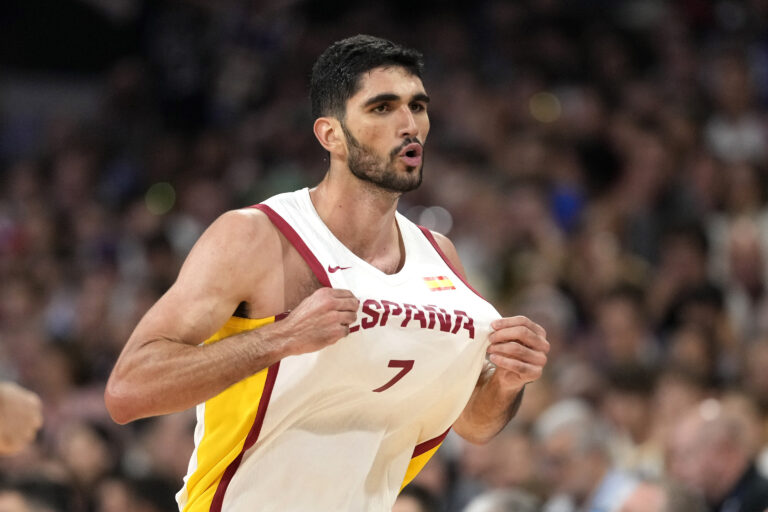 Los Grizzlies traspasan a Dallas Maverciks a Santi Aldama