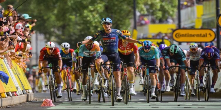 Tim Merlier celebra su victoria al sprint en la etapa 7 del Tour de Francia 2026