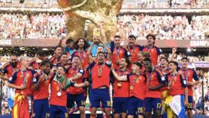 Los jugadores de España, junto a la Copa del Mundo | Foto: @SEFutbol