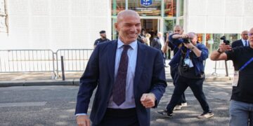 Zidane llega a la sede de la FFF entre gran expectación mediática