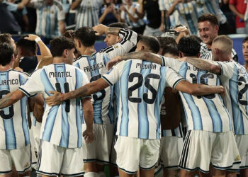 Los jugadores de la Selección Argentina festejan la agónica clasificación a octavos de final en el Mundial
