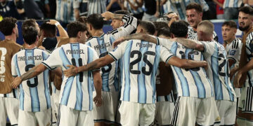 Los jugadores de la Selección Argentina festejan la agónica clasificación a octavos de final en el Mundial