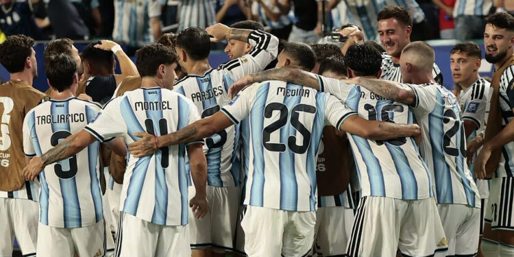 Los jugadores de la Selección Argentina festejan la agónica clasificación a octavos de final en el Mundial
