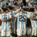 Los jugadores de la Selección Argentina festejan la agónica clasificación a octavos de final en el Mundial