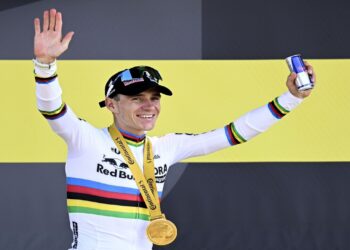 Remco Evenepoel celebra su dominio en la contrarreloj del Tour 2026