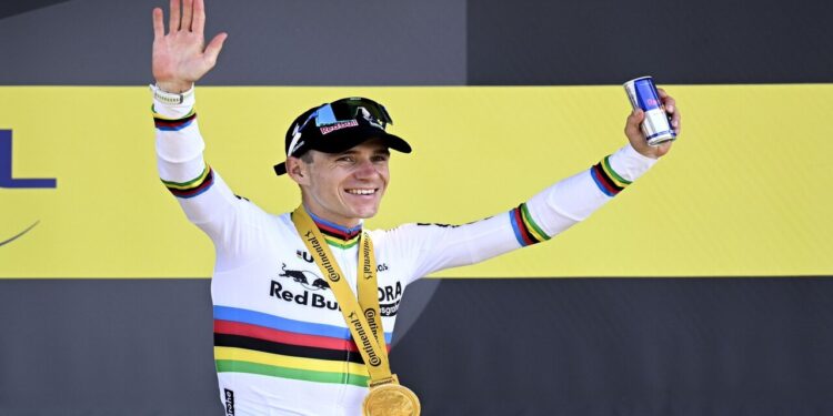 Remco Evenepoel celebra su dominio en la contrarreloj del Tour 2026
