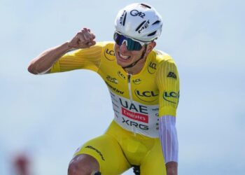 Pogacar celebra su dominio absoluto en la carretera