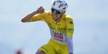 Pogacar celebra su dominio absoluto en la carretera