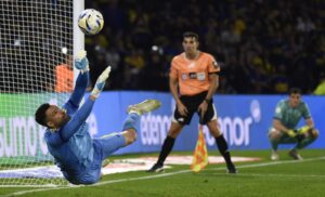 Álvaro Montero, arquero de Boca, en la definición vs. Vélez