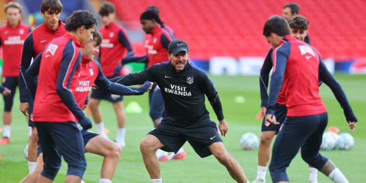 El Atlético de Madrid preparando el partido en Anfield / Fuente: Atlético de Madrid