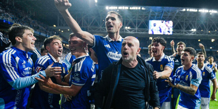 El Real Oviedo celebrando la victoria frente al Real Sporting / Fuente: Real Oviedo