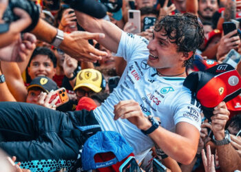 Kimi Antonelli celebrando la victoria con los 'Tifosi' / Fuente: Mercedes-AMG PETRONAS F1 Team