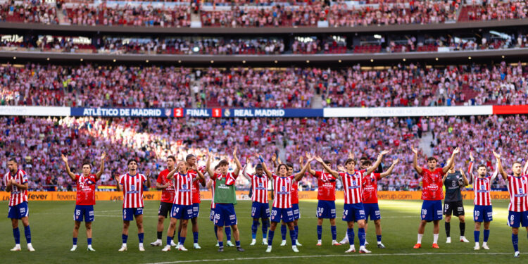 La plantilla del Atlético de Madrid celebrando la victoria frente al Real Madrid / Fuente: Atlético de Madrid