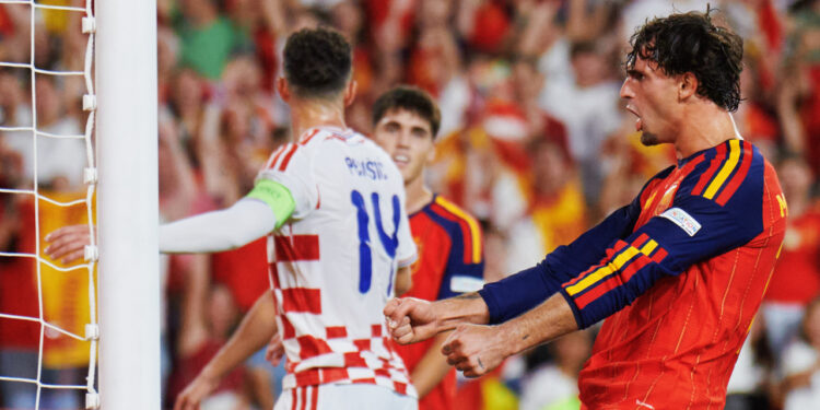 Marc Pubill celebrando su primer gol con la Selección Española / Fuente: @SEFutbol