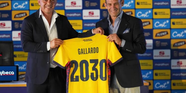El arribo del exitoso DT argentino Marcelo Gallardo a suelo ecuatoriano enciende la ilusión de todo un país