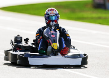 Max Verstappen en el reto vs 100 karts / Fuente: Oracle Red Bull Racing