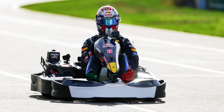 Max Verstappen en el reto vs 100 karts / Fuente: Oracle Red Bull Racing