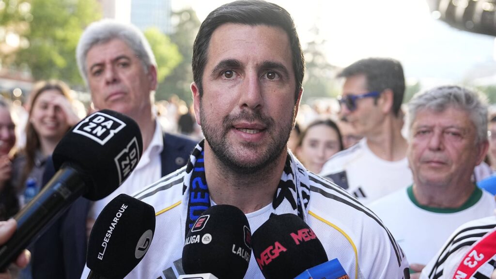 Enrique Riquelme atiende a los medios de comunicación