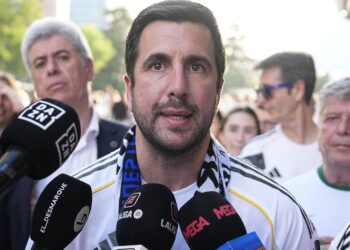 Enrique Riquelme atiende a los medios de comunicación