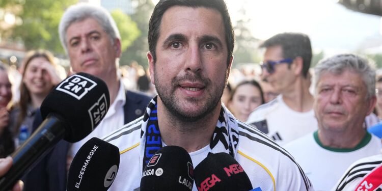 Enrique Riquelme atiende a los medios de comunicación