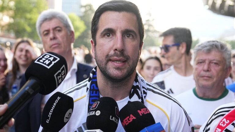 Enrique Riquelme atiende a los medios de comunicación