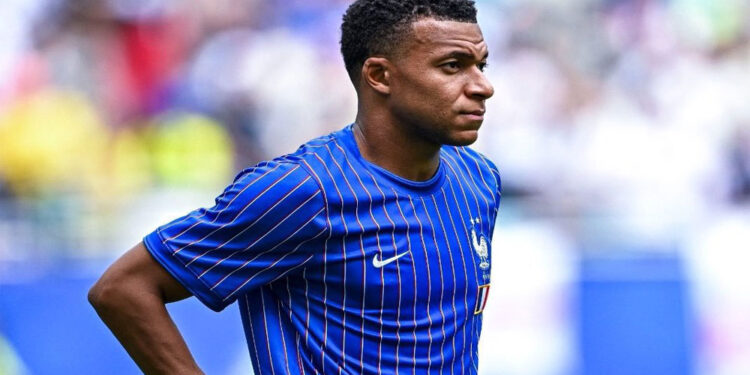 Kylian Mbappé durante un partido con la selección francesa