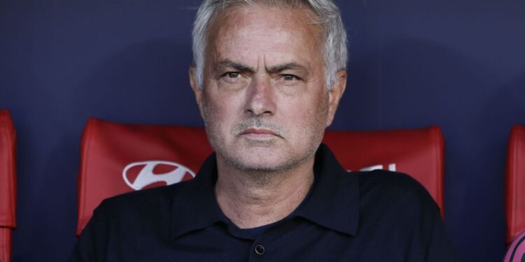 Mourinho carga duramente contra los árbitros del derbi