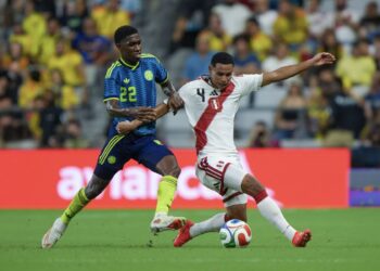 Terminamos de cabeza: Colombia venció 2-0 a Perú que terminó con diez