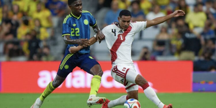 Terminamos de cabeza: Colombia venció 2-0 a Perú que terminó con diez