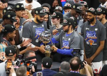 Kat y Brunson con la copa