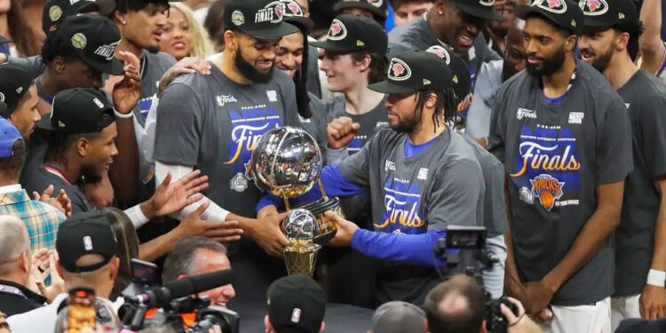 Kat y Brunson con la copa