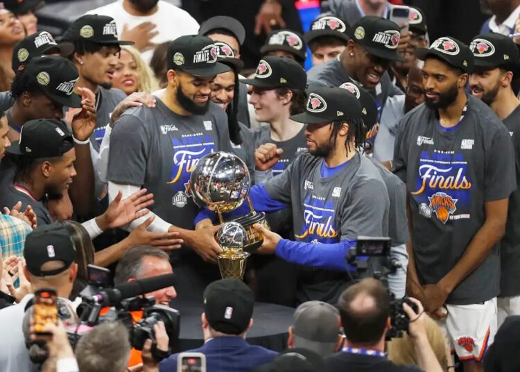 Kat y Brunson con la copa