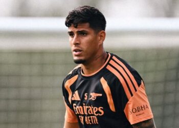 Piero Hincapié enciende las alarmas en Arsenal tras salir lesionado