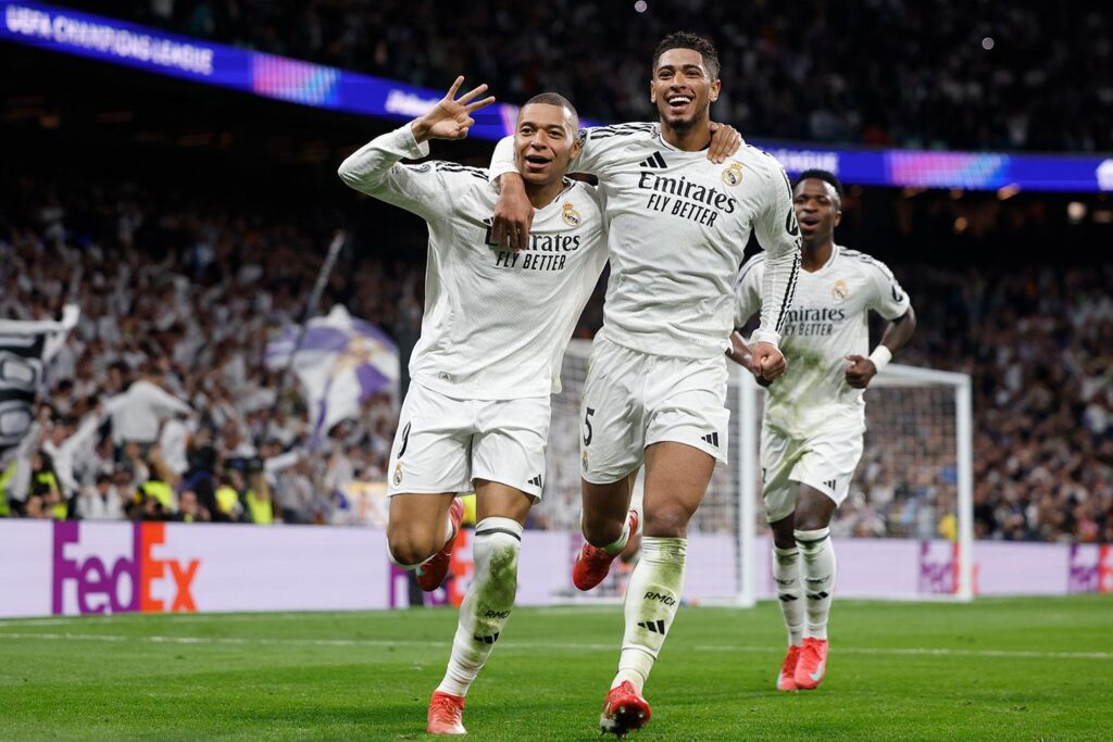 Jugadores del Real Madrid durante un partido de Champions League en el Santiago Bernabéu