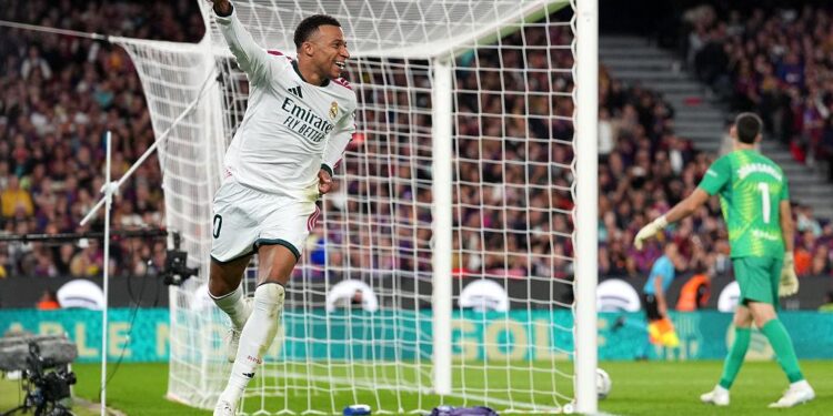Kylian Mbappé celebra un gol ante el Barcelona en el Clásico