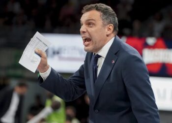 Paolo Galbiati hablando a sus jugadores