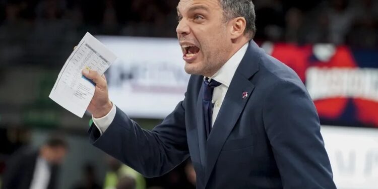 Paolo Galbiati hablando a sus jugadores