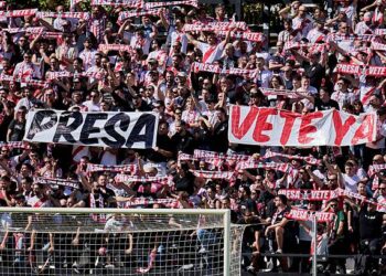 Protesta del Rayo Vallecano durante el partido ante el Athletic Club en Vallecas